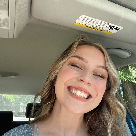 Profile Picture of Ellie Beutel (@ellieebeutel) on Poshmark