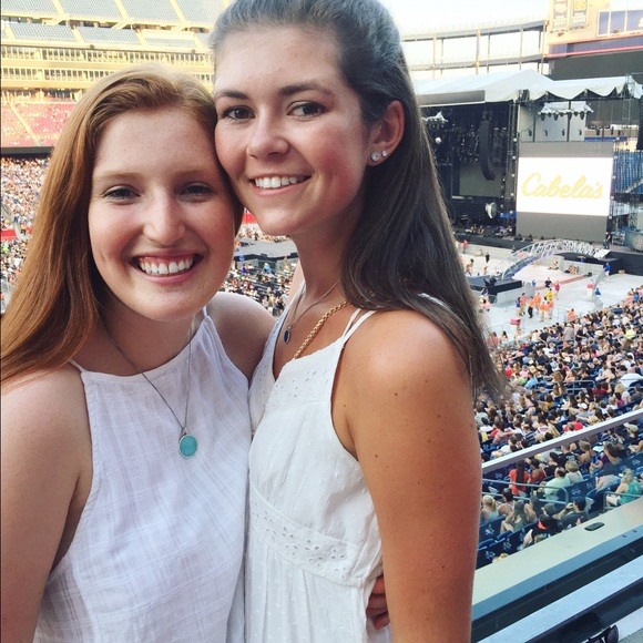 Profile Picture of Ellie Raycroft (@ellieraycroft) on Poshmark