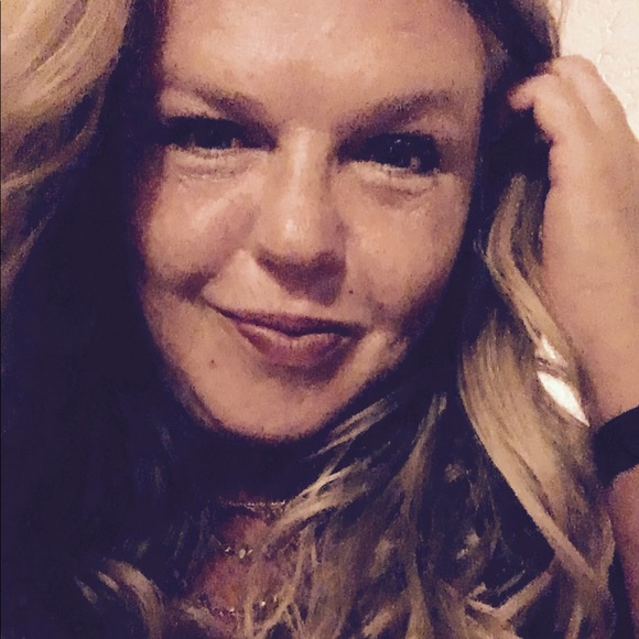 Profile Picture of Melissa Harrier (@mels_deals_2020) on Poshmark