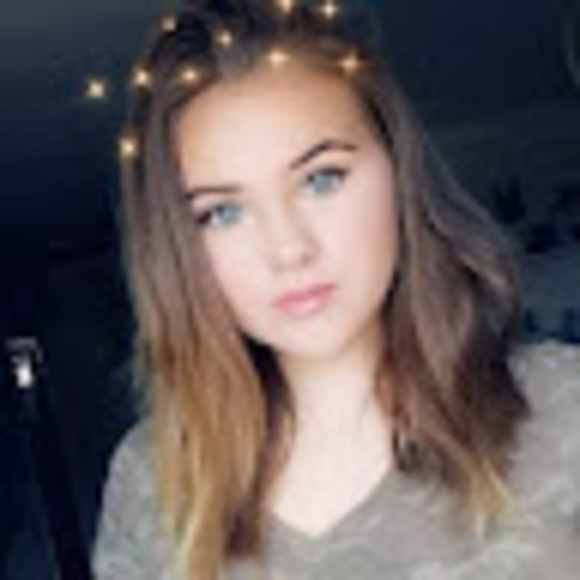 Profile Picture of Rachel Hutchings (@rachelhutching1) on Poshmark