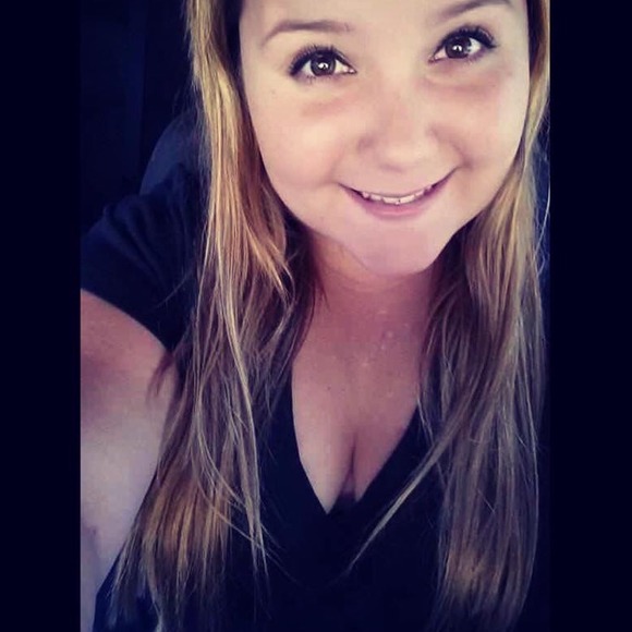 Profile Picture of Candice Renee (@candicerenee_) on Poshmark