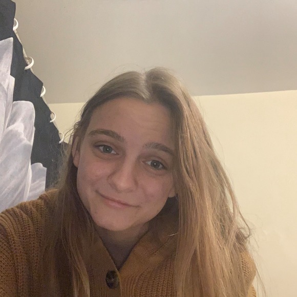 Profile Picture of Julia Curcio (@juliacurcio) on Poshmark