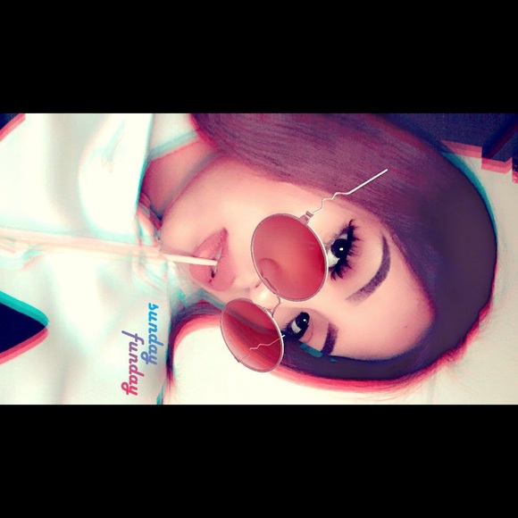 Profile Picture of Tyiana Peynetsa (@pinkmochi_) on Poshmark