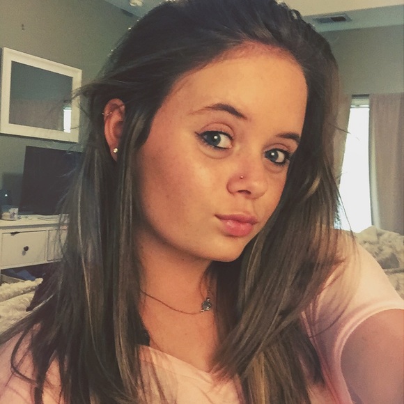 Profile Picture of Halle Obendorf (@halleobendorf) on Poshmark