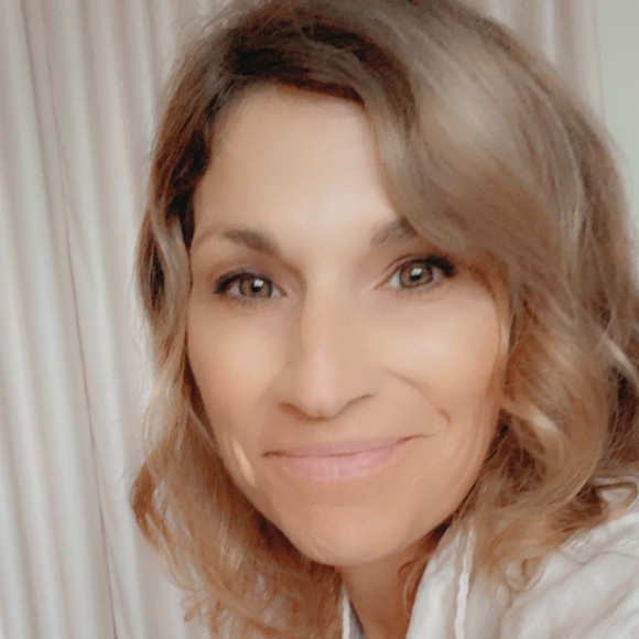 Profile Picture of Molly Sinnett (@mollys468) on Poshmark