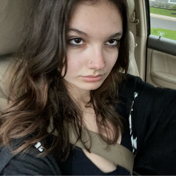 Profile Picture of Sophia Sambrick (@sophfikkii) on Poshmark