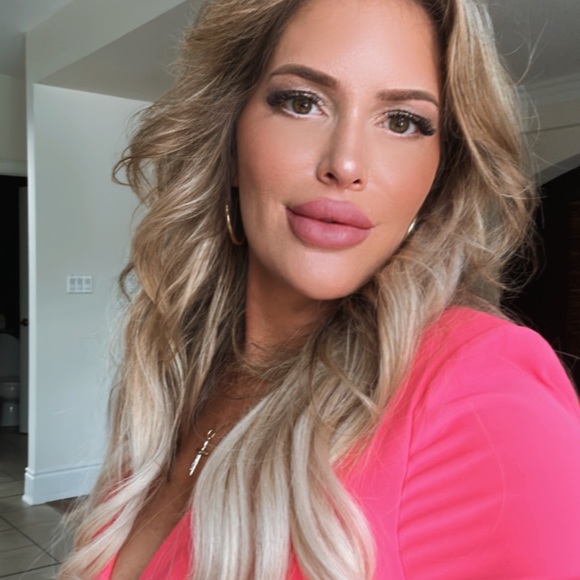 Profile Picture of Daniella Zee (@daniella_zee) on Poshmark