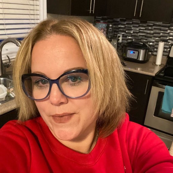 Profile Picture of Amanda Vanderwyst (@a_vanderwyst) on Poshmark