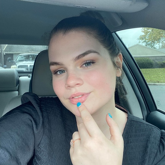 Profile Picture of Danielle Guy (@daniguy) on Poshmark