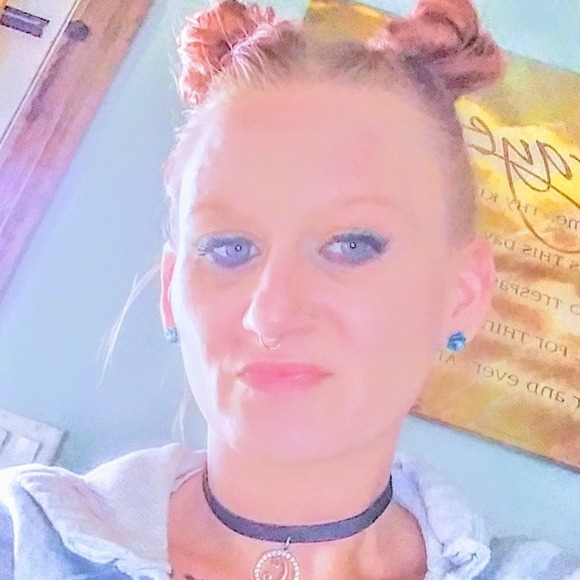 Profile Picture of Cassandra Burchett (@cassandraburche) on Poshmark
