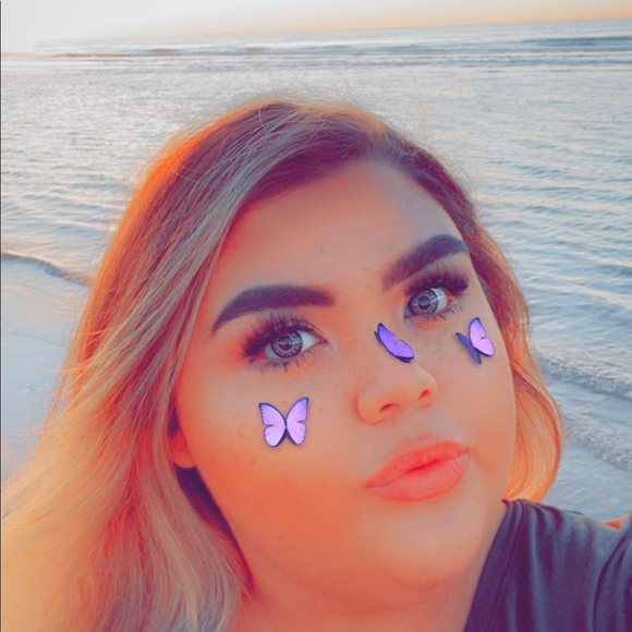 Profile Picture of Vivian Acosta (@vivi215) on Poshmark
