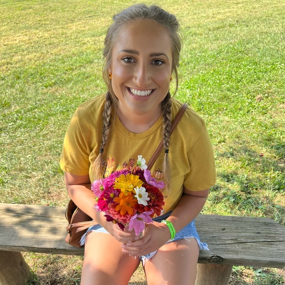 Profile Picture of Cera Goodpaster (@16cegoodpaster) on Poshmark