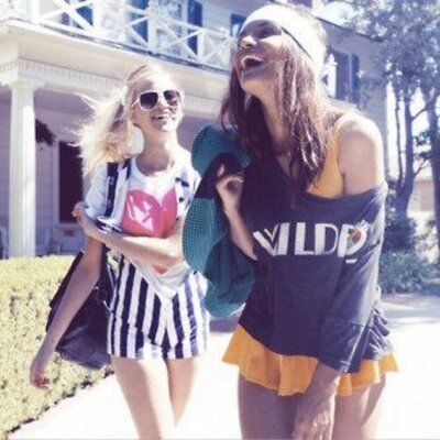 Profile Picture of Nous_les_filles (@chloe_julie1) on Twitter