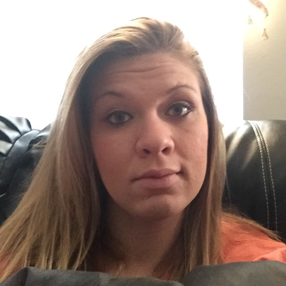 Profile Picture of Mandy Evans (@mandylynn93) on Poshmark