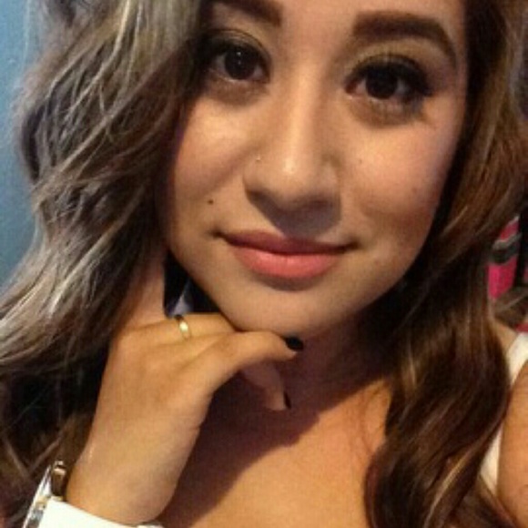 Profile Picture of Juliana Navarro (@julie_jewels) on Poshmark