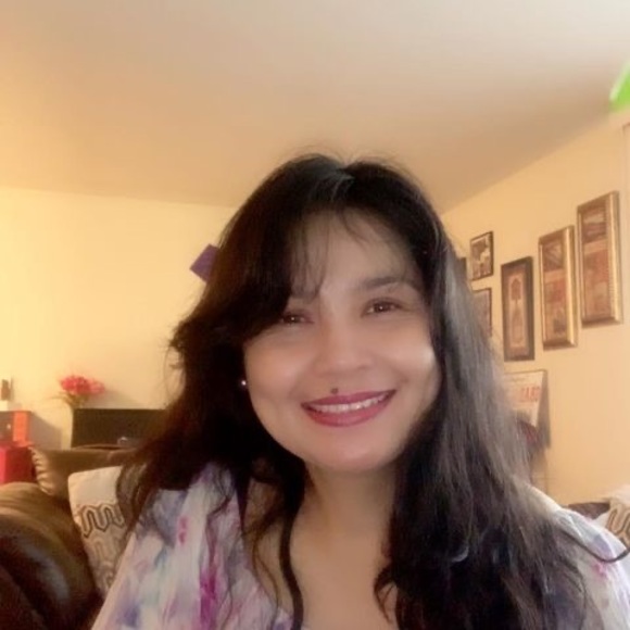 Profile Picture of Rowena Lira (@rowena_lira) on Poshmark