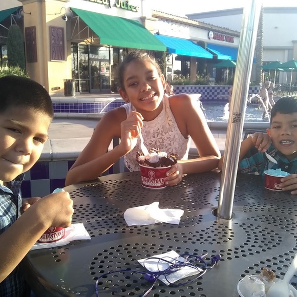 Profile Picture of Greg and melanie Lundeen (@greglundeen) on Poshmark