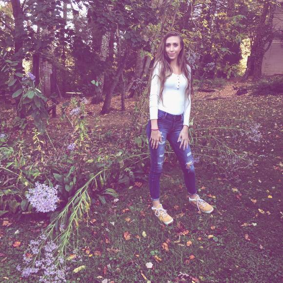 Profile Picture of Alyscia Swanger (@leecie1) on Poshmark