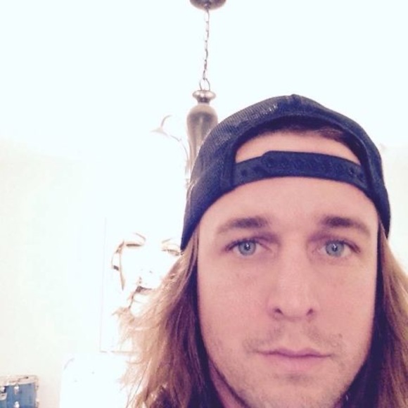 Profile Picture of Andrew Dey (@andrewdey) on Poshmark