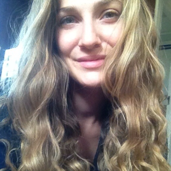 Profile Picture of Taryn Longo (@tarunilove) on Poshmark