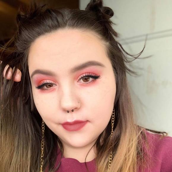 Profile Picture of Linde Hackley (@lindelisten) on Poshmark