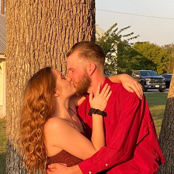 Profile Picture of Hollie Matthews (@hallwaay_) on Poshmark