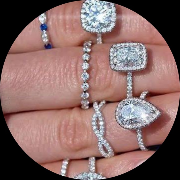 Profile Picture of Schematika Schematika (@kartikaliga) on Poshmark