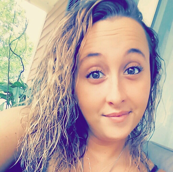 Profile Picture of Melanie Stuart (@melanieann91) on Poshmark