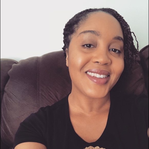 Profile Picture of Danielle Foster (@dailydaydreamer) on Poshmark