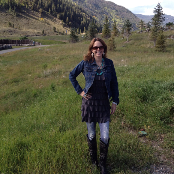 Profile Picture of Kelly Moore (@moxiegirl) on Poshmark