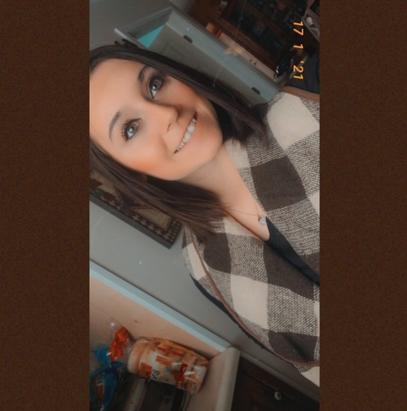 Profile Picture of Carina Dommell (@carinaaaaa) on Poshmark