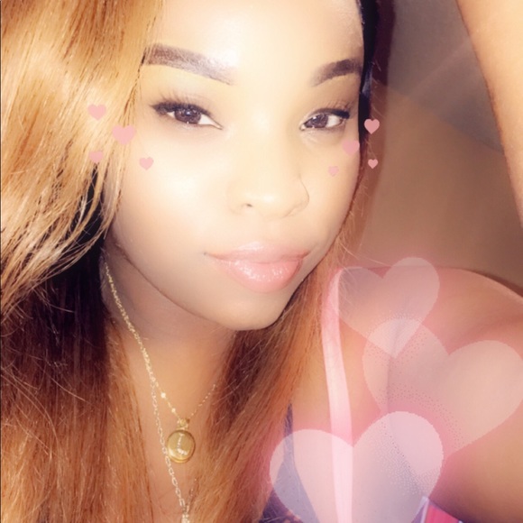 Profile Picture of Tan Upshaw (@tanupshaw) on Poshmark