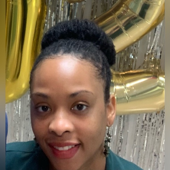 Profile Picture of Erica barnes Fields (@stormy_sunshyne) on Poshmark