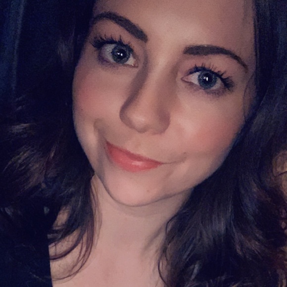 Profile Picture of Stefanie Bryant (@stefaniek06) on Poshmark