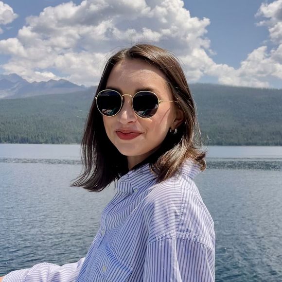 Profile Picture of Anna Stephens (@annastephens369) on Poshmark