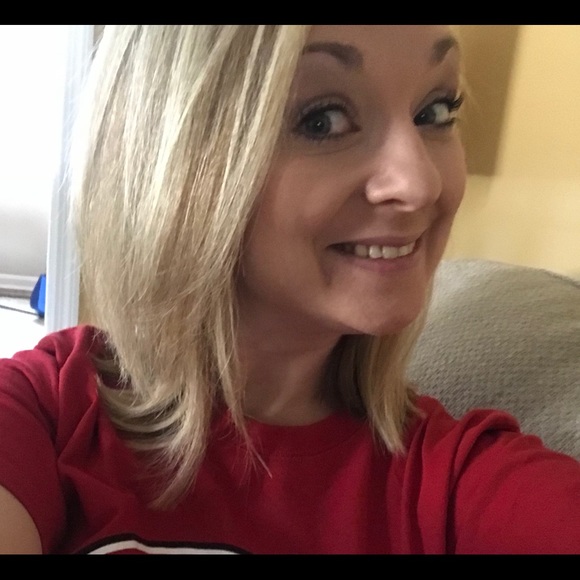 Profile Picture of Haley Bunch (@nursebunch) on Poshmark