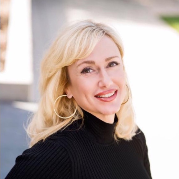 Profile Picture of Rachel Luxton (@rluxton) on Poshmark