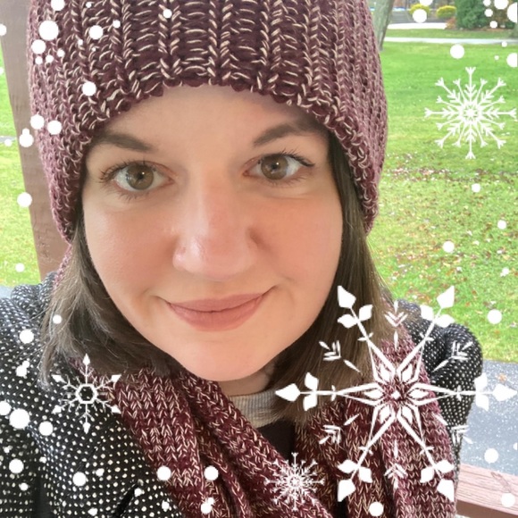 Profile Picture of Amy Stoicoiu (@amyelizabeth590) on Poshmark