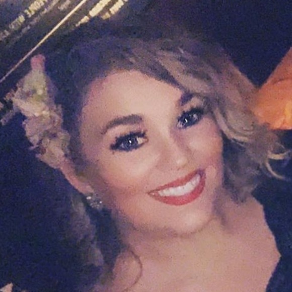 Profile Picture of Trisha Multari (@trishamultari) on Poshmark