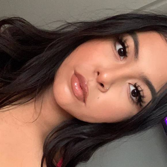 Profile Picture of Katie Estrada (@estradakatie) on Poshmark
