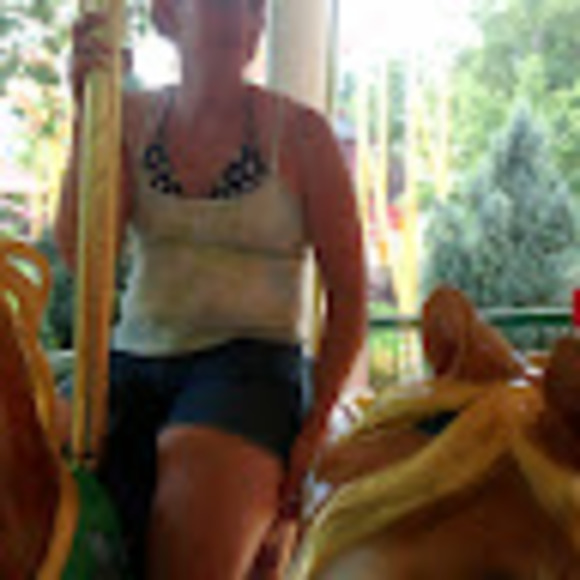 Profile Picture of Shawna Tippler (@tippler75) on Poshmark