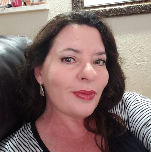 Profile Picture of Melanie Pixton (@pixtonm) on Poshmark