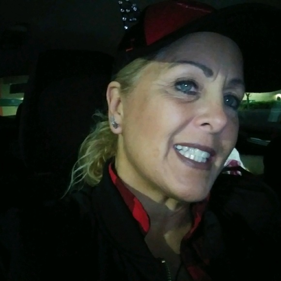 Lynn Lennon - Poshmark Profile Picture of Lynn Lennon (@lynnandbow) on Poshmark