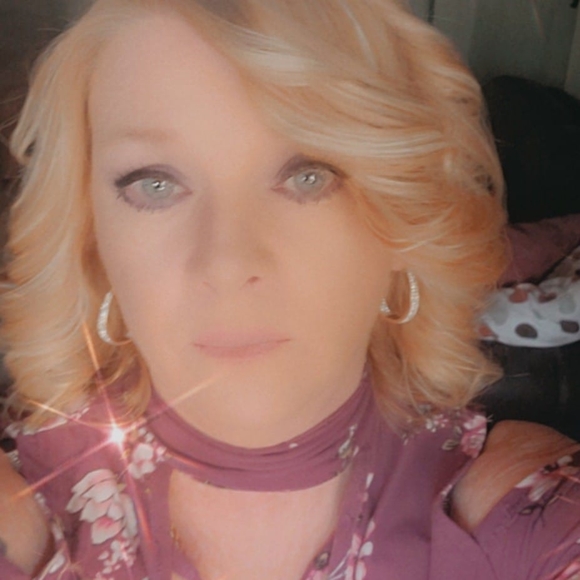 Profile Picture of Andrea Frennier-woods (@redmuff50) on Poshmark