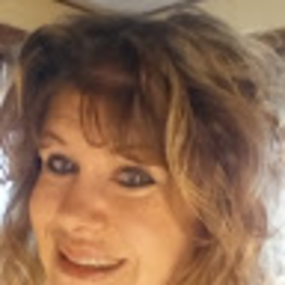 Profile Picture of Lisa Braulick (@goofygirl1389) on Poshmark