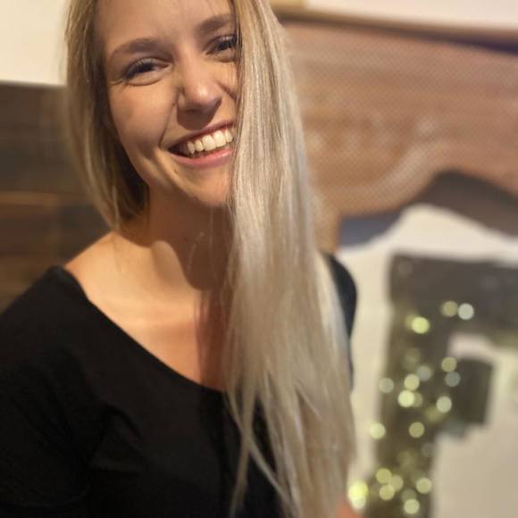 Profile Picture of Bailey Jackson (@baiileylizabeth) on Poshmark