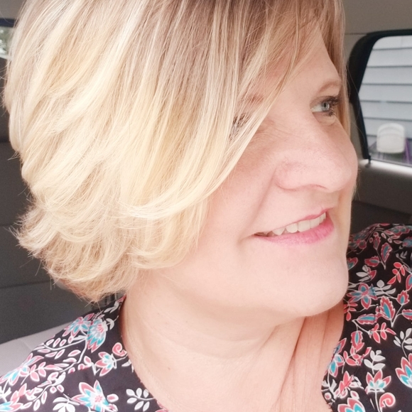 Profile Picture of Heather Browne (@heatherbrowne55) on Poshmark