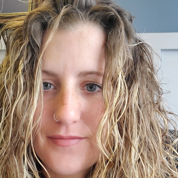 Profile Picture of Amanda Newstrom (@anewstrom) on Poshmark