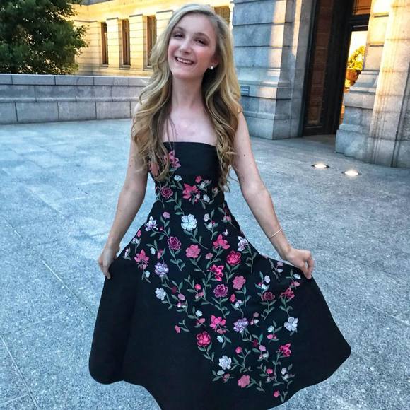 Profile Picture of Hillary Farrell (@hsfarrell) on Poshmark