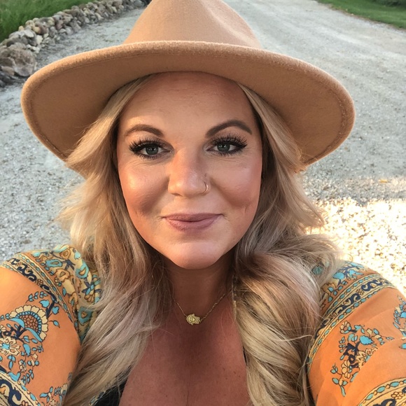 Profile Picture of Alex Walsh (@alexhw) on Poshmark